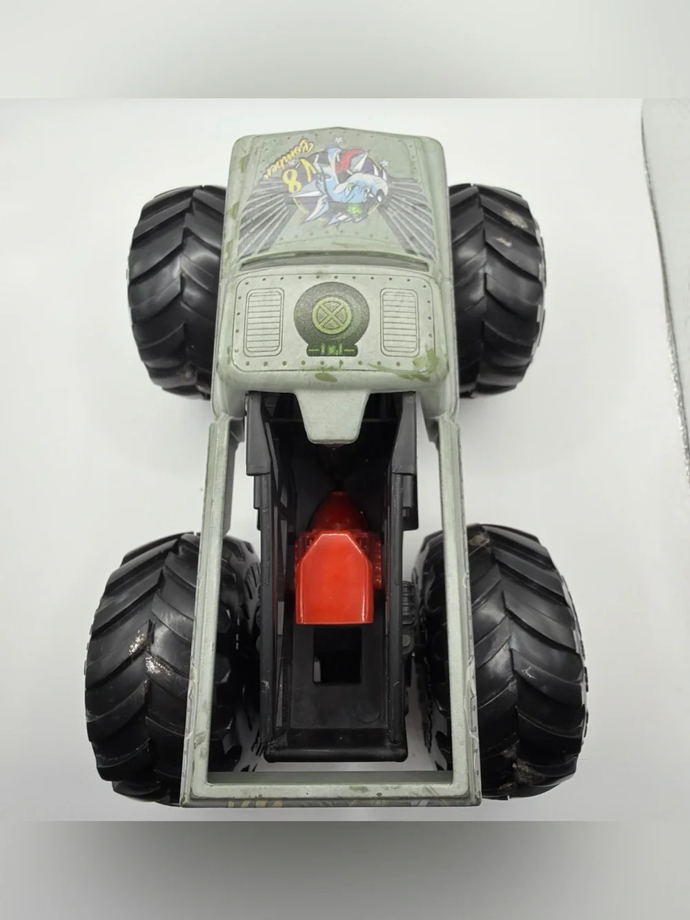 Hot Wheels ~ Monster Jam Truck ~ V8 BOMBER 1:24 scale